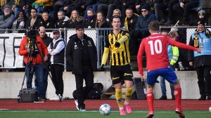 Kjell André følger nøye med mot Vard. EIK vant 5-0 og rykket opp med ett måls margin, som vi alle husker. 
Foto: Kjell Åvendal