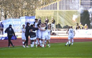 Laget feirer Magnus Sandvik Høiseths matchvinnerscoring på overtid borte mot Moss i 4. serierunde.
Foto: Joakim Bekkåsen.