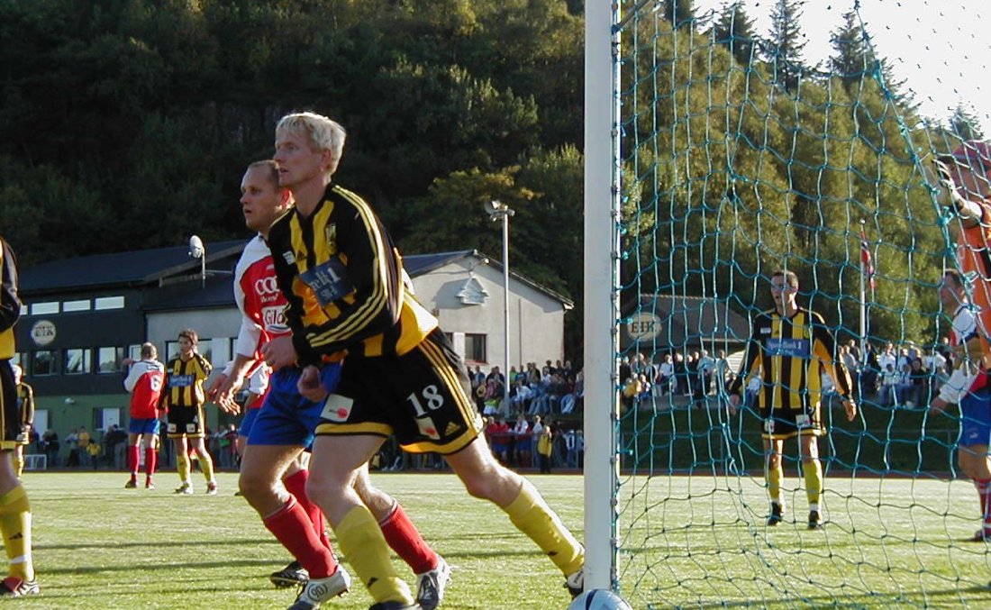 Arne Magnar Sleveland i aksjon mot Bjerkreim sommeren 2004, en sesong som endte med opprykk til andre divisjon for EIKs A-lag.