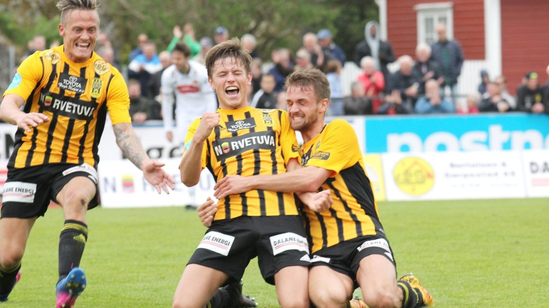 Et øyeblikk for historiebøkene når Chris Thodal Sleveland har sendt EIK i ledelse 2-1 mot Viking i cupen i 2017. Foto: Olaf Omdal, Dalane Tidende