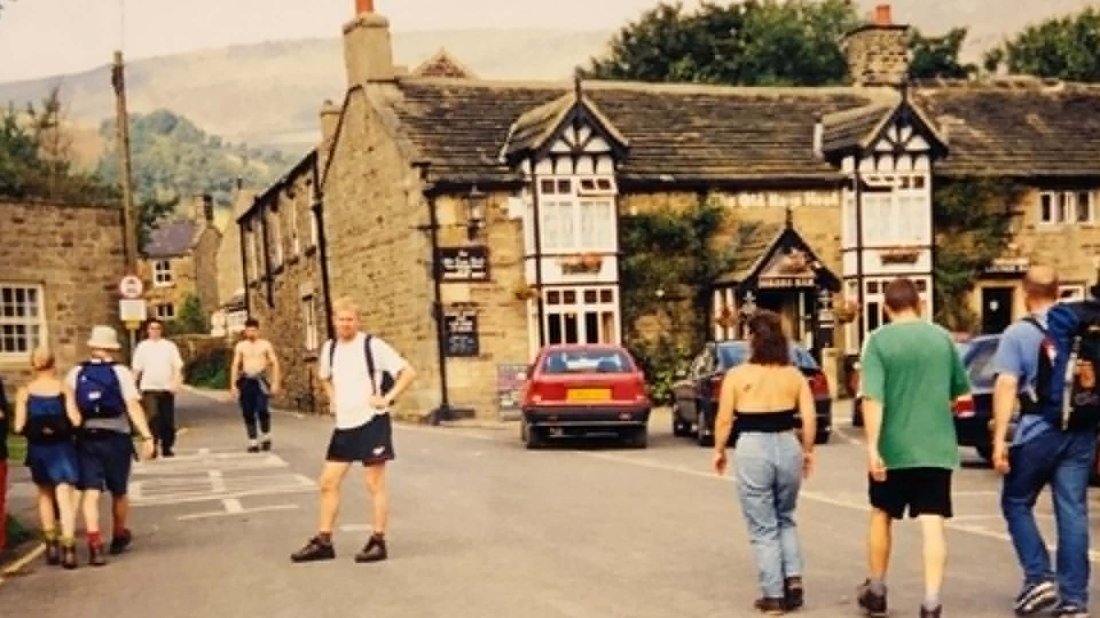 Bilde fra den omtalte englandsturen i 1998. Her foran den berømte puben Nags Head i Edale, Derbyshire, før vi tok en lang fottur over fjellplatået Kinder Scout.