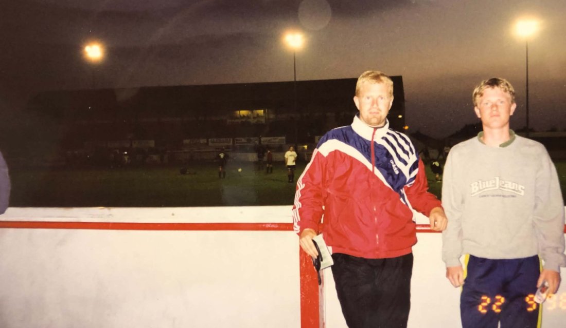 Noen dager etter Villa mot Godset er to blonde nordmenn på Christie Park i Morecambe. Det var faktisk min aller første non-league-kamp i England, men langt fra den siste. Grilldressen er med på tur!