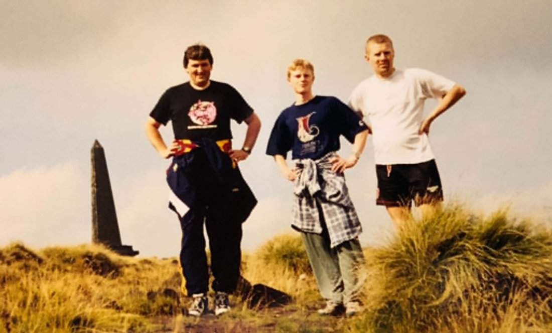 Selv på tettpakkede fotballturer til England er det tid til masse annet. Her fra en fottur til Stoodley Pike monumentet, høyt over Calderdale i Yorkshire. EIKs supersupporter Gunnar Talgø til venstre, fulgt av Per Egelid og yours truely. Vi er vel litt gråere i håret nå, både jeg og Gunnar!