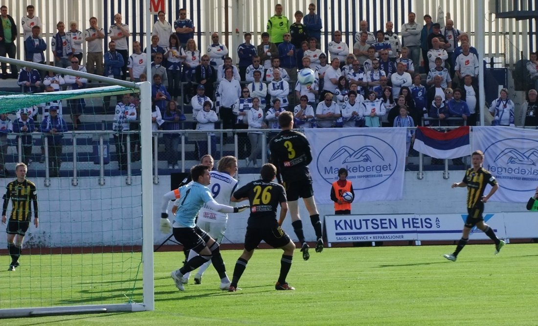 Keeper Asle Sirevåg måtte plukke hele åtte baller ut av nettet da vi møtte FKH i cupen i 2012. Ved denne anledningen klarte Arild Nodland å heade ballen unna foran FKHs angriper Alexander Søderlund.