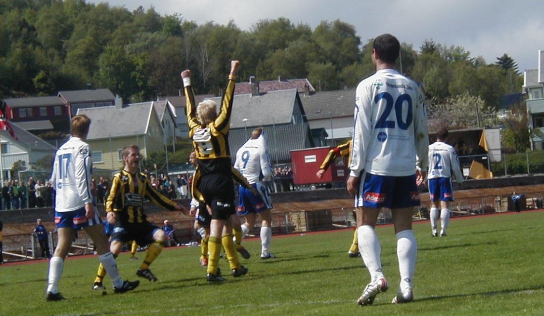 Børge Hansen og Torbjørn Wetteland jubler for utligning til 2-2 da vi møtte Haugesund til seriekamp i Idrettsparken i mai 2005. I bakgrunnen er arbeidet i gang med å fundamentere ny tribune.