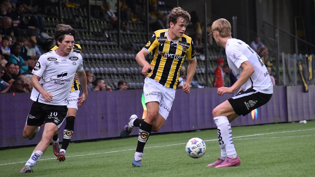 Kasper Sætherbø i fint driv mot Sogndal. Trener Marius Kjørvik Johansen sier vi må være modige når vi angriper mot Moss.