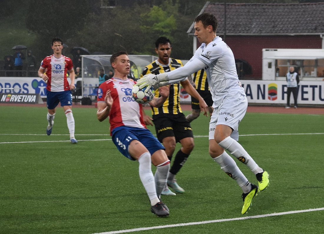 Sander Lønning fanger ballen like foran Lyns Andreas Hellum under onsdagens kamp mot Lyn.