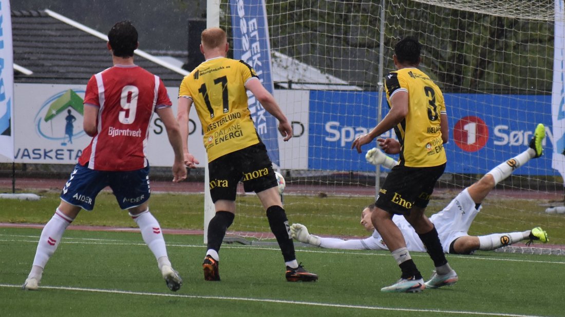 Sander Lønning redder Mathias Johansens skudd like før pause i kampen mot Lyn.