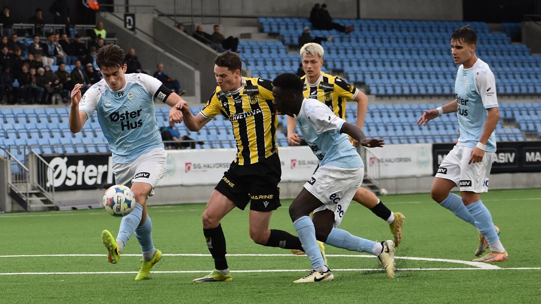 Sandnes Ulfs færøyiske kaptein Gullbrandur Øregaard med god kontroll på Jostein Ekeland og Nicolai Tornvig da vi møttes på Østerhus Arena 15. mai.