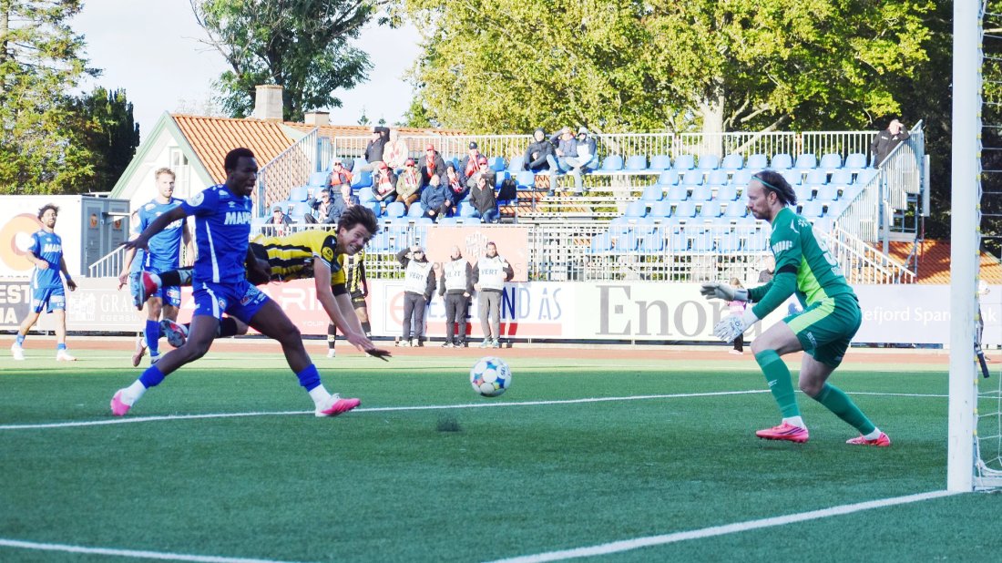 Olliver Noreng Toft var nære på å bli matchvinner da han kastet seg fram på denne situasjonen mot Kongsvinger. Men 18-åringen fikk akkurat ikke nok treff på ballen til at den gikk på innsiden av stolpen.