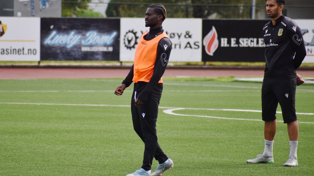 Richmond Gyamfi kan få sin EIK-debut mot Lyn. Her på lørdagens trening.