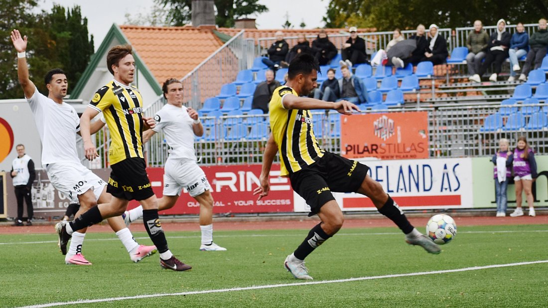 Bjørn Mæland scoret EIKs mål da vi møtte Lyn i serien i fjor i Oslo. Mot Åsane sist helg fikk Bjørn denne scoringen annullert for offside i det som var hans A-kamp nummer 150 for EIK.
