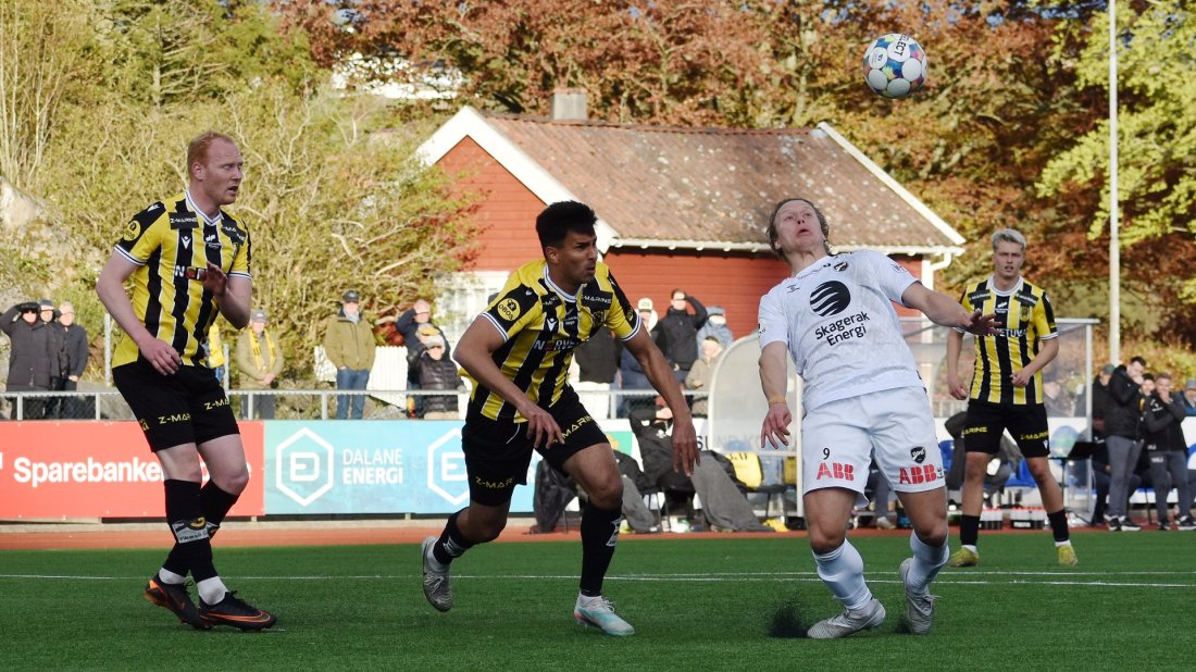 Bjørn Mæland i kamp om ballen med Odds spiss Sanel Bojadzic i vårkampen i Egersund.