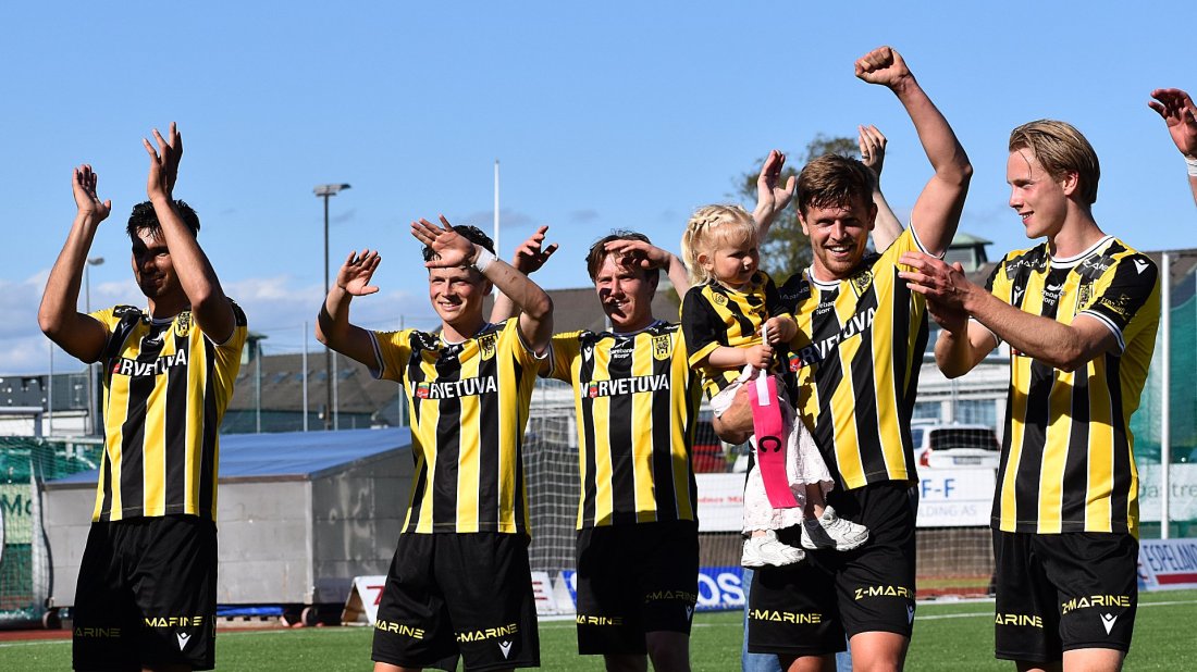 Mange smil på Husabø etter seieren mot Haugesund på søndag.