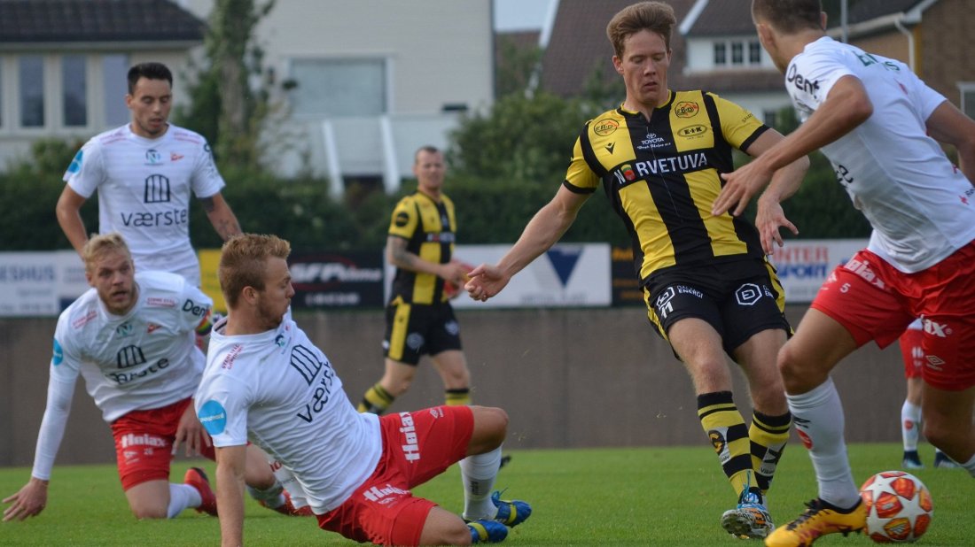 Markus Kvame Naglestad danser rundt med Fredrikstads forsvarere da vi vant 1-0 på Husabø høsten 2019. Naglestad scoret selvfølgelig!