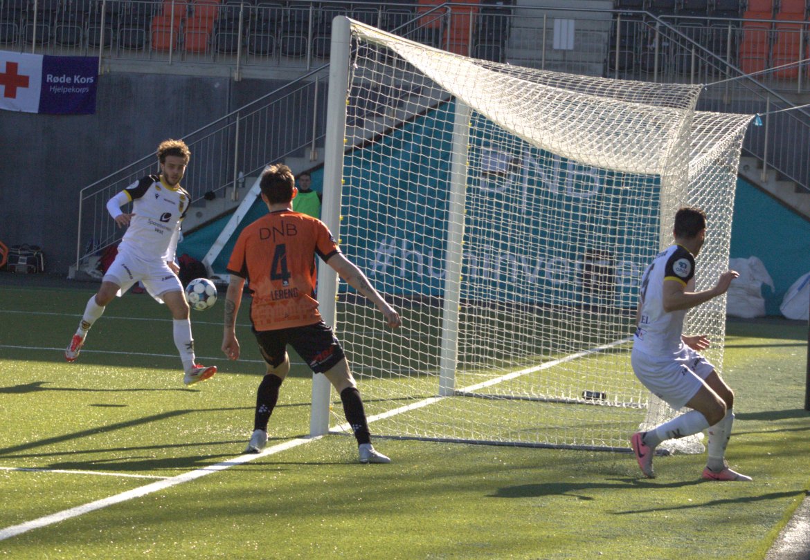 Ny scoring borte mot Åsane. Her servert av Nicolas Pignatel Jenssen.
Foto: Ørjan Nodland.
