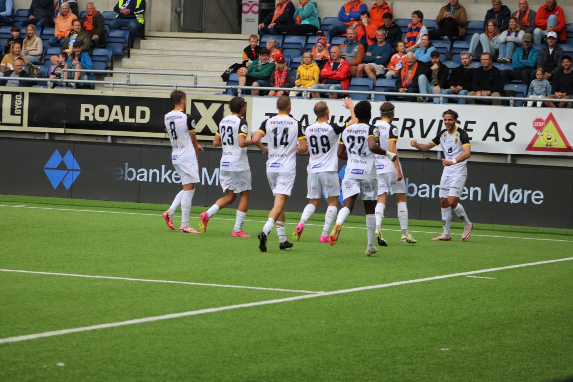 Feiring etter ett av to mot Aalesund i fjor.
Foto: Ørjan Nodland.
