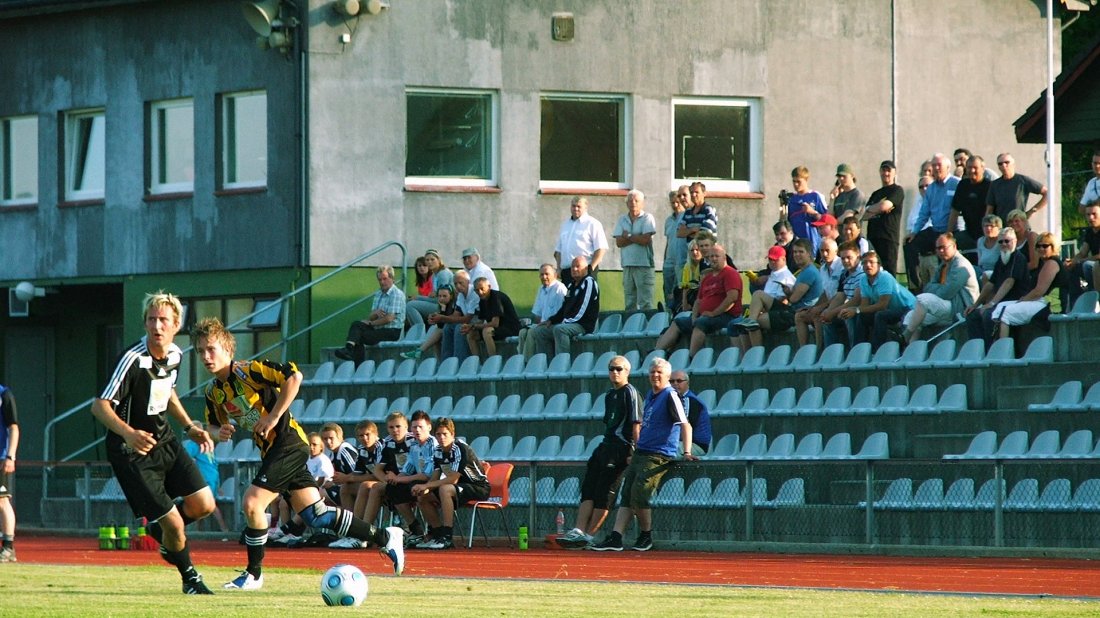 Et lite innspill i debatten om våre tilskuertall som har rast på sosiale medier de siste dagene. Her fra hjemmekamp mot Staal Jørpeland i 2009, forøvrig Valon Berishas siste kamp for EIK. En kan vel konstatere at det er langt færre tomme stoler i B&amp;G Parken i 2025. Og at ganske mange av ansiktene på tribunen også vil være på plass mot Lyn i dag!
