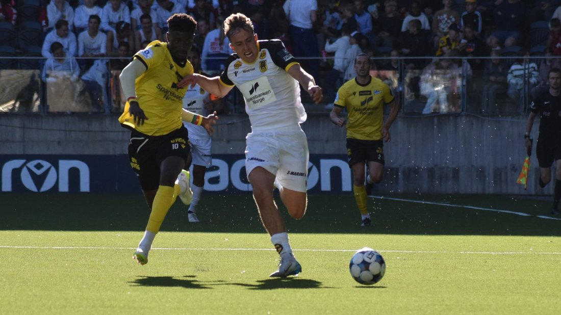 Scott Vatne i løpsduell med Starts Regis Mvoue i 16. mai-kampen i Kristiansand.