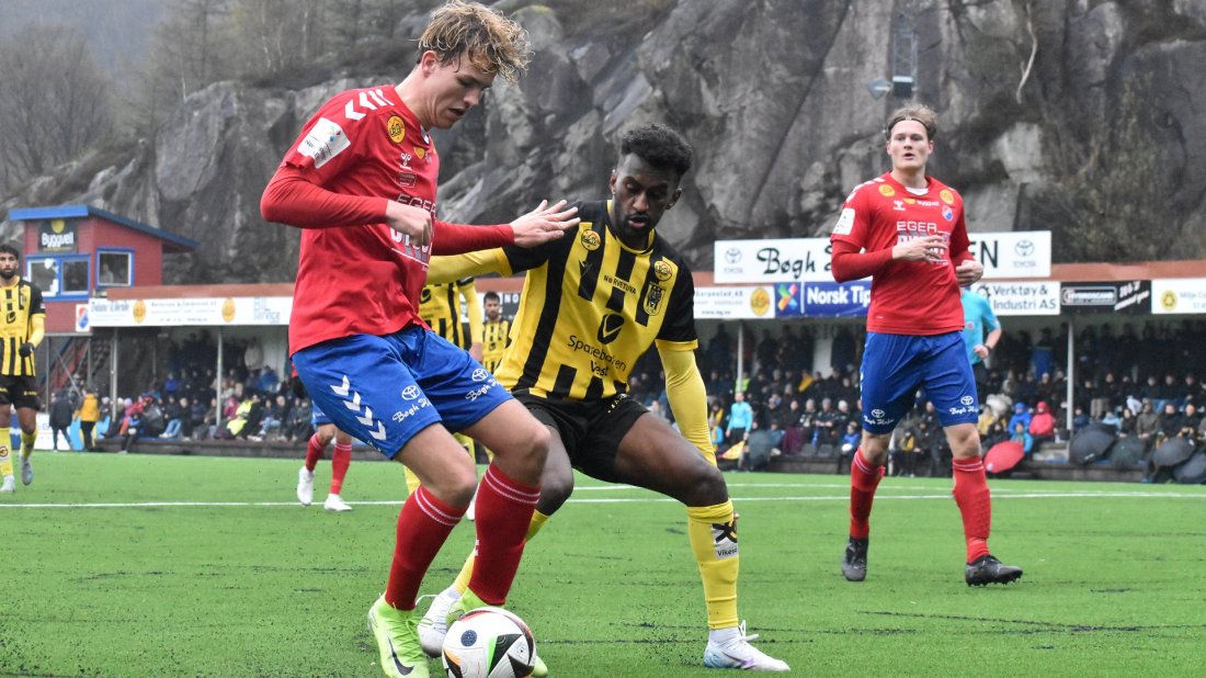 Horenus Tadesse i kamp om ballen med Øyvind Garpestad i sist helgs cupkamp i Hålå.