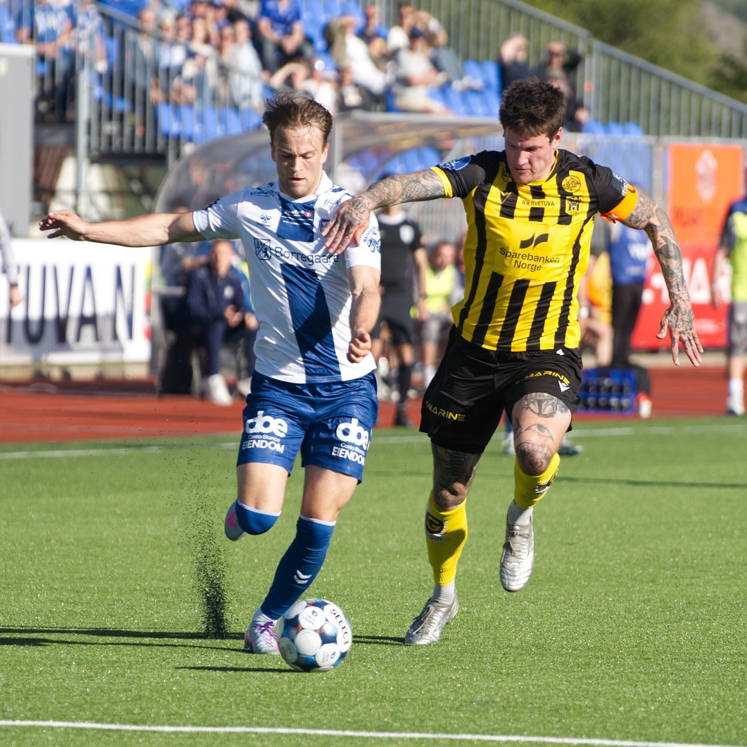 Isak Jönsson i duell med Sarpsborgs Frederik Carstensen i cupkampen her på tirsdag.