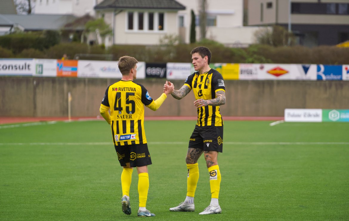Mathias Sauer og Isak Jönsson etter at den svenske midtstopperen stanget inn en scoring mot Skeid.