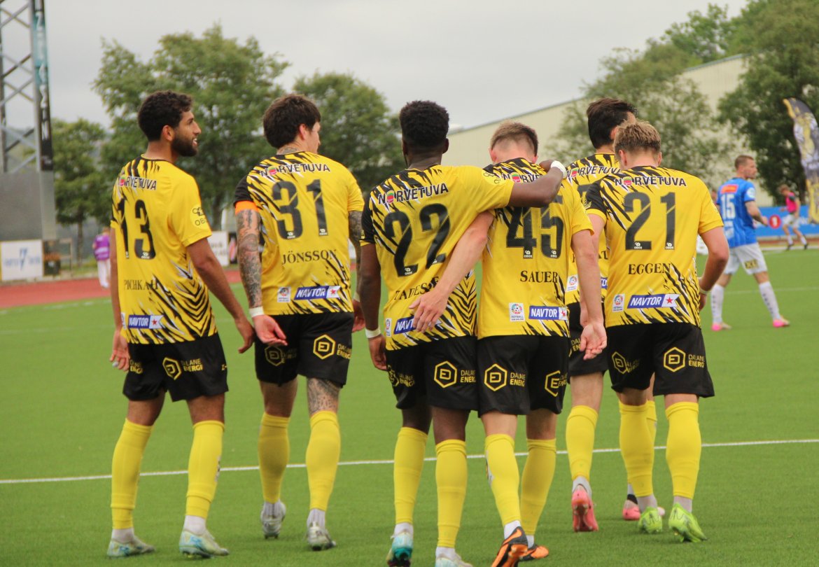 Sauer gratuleres av lagkameratene etter perlescoring mot Ranheim.