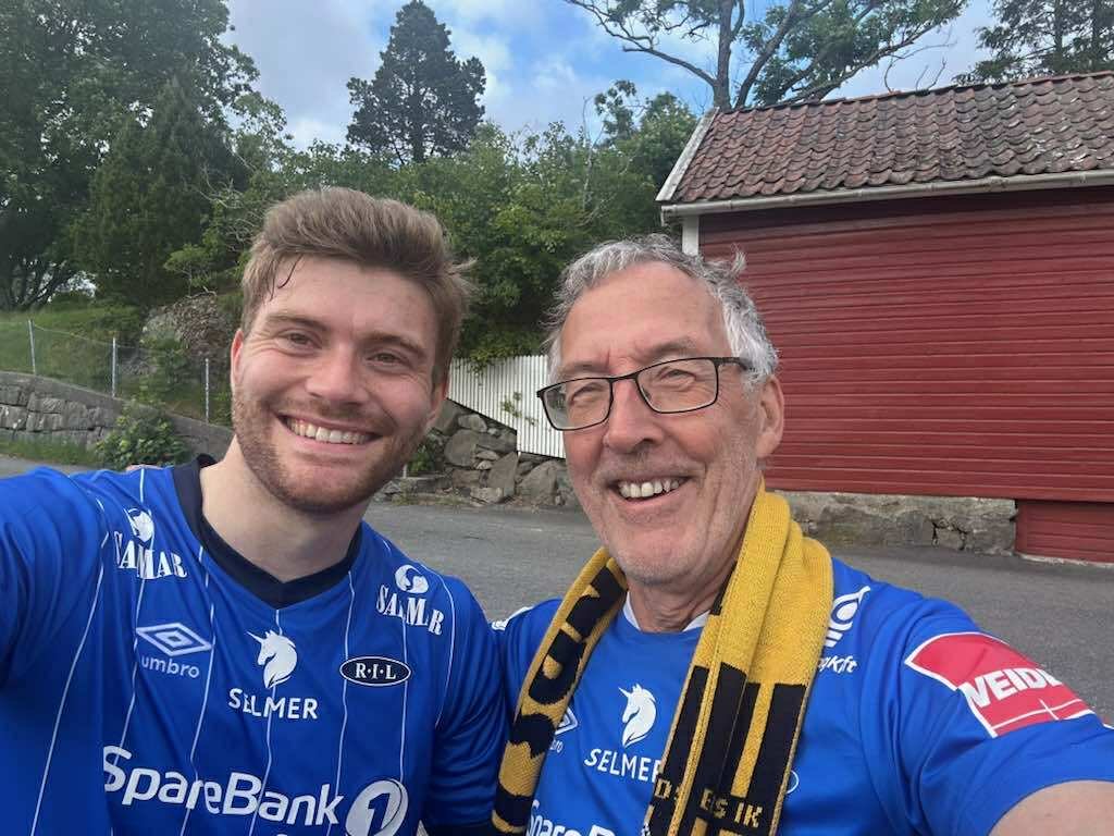 Man kan nok si at Hans Henning har en fot i hver leir, selv om vi vet at det er EIK som gjelder.