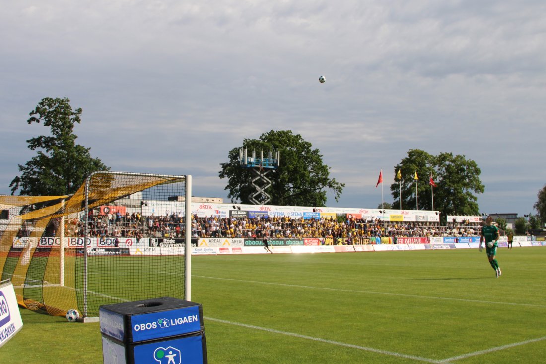 Keeper ser at Scotts skudd fra midtbanen går i mål. Foto: Ørjan Nodland