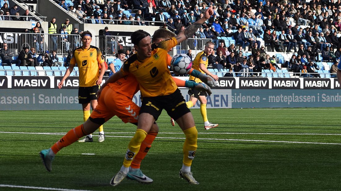 2024 sandnes ulf borte - helmersen avblåst for angrep på keeper.jpg