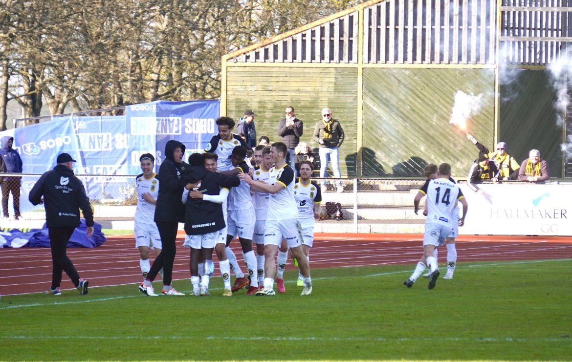 Laget feirer Magnus Sandvik Høiseths matchvinnerscoring på overtid borte mot Moss i 4. serierunde.
Foto: Joakim Bekkåsen.