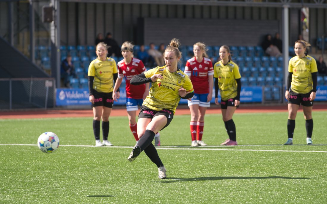 Martine var sikker fra straffemerket og scorede sitt første for dagen