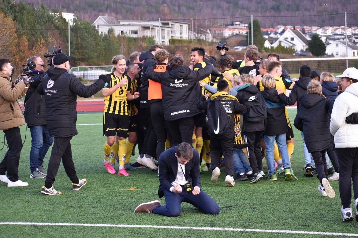 Den dagen på Jørpeland. Verken Matteus eller alle andre som har hjertet i EIK vil glemme 11.11.2023. Datoen da EIK rykket opp til OBOS-ligaen med ett måls margin.