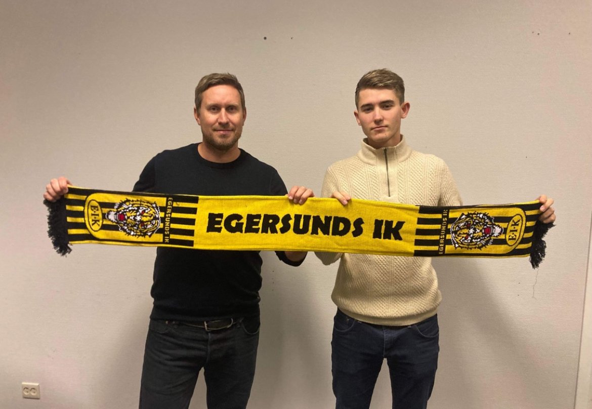 Kjell André Thu presenteres som klubbens nye hovedtrener, sammen med Matteus, før 2023-sesongen.