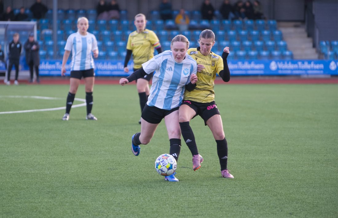 Det ble en tøff kamp med mange dueller mellom EIK og Staal