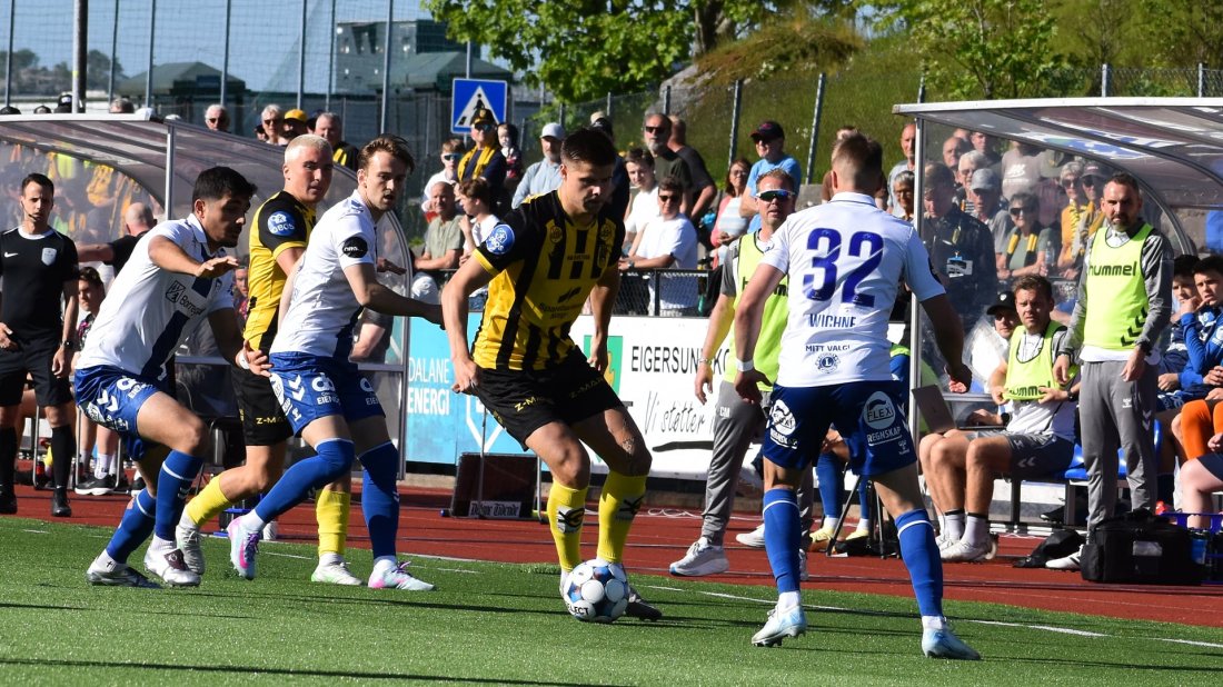 Oscar Kapskarmo mot tre motspillere i første omgang.
