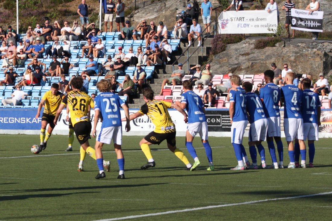 Chris Sleveland skyter i foranledningen til 1-0